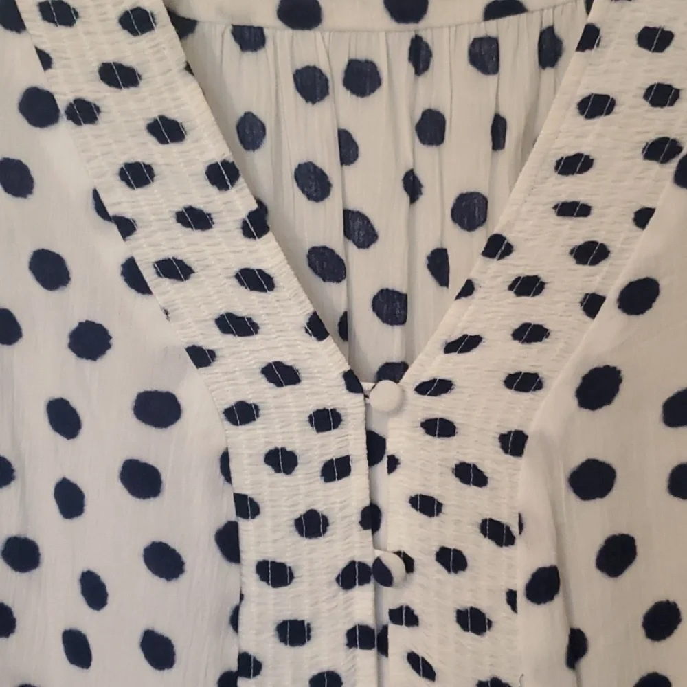 Liz Claiborne White and Blue polka dot sleevless tunic - Picture 3 of 4